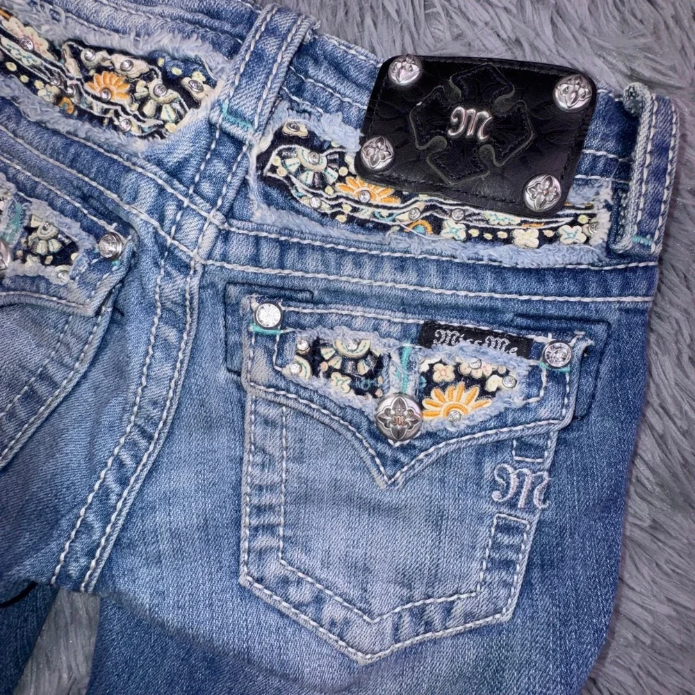 Miss Me Jeans Girls 8 Rhinestone‎ Embellished Floral Embroidered Capri Cropped